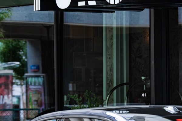 logo na zewnątrz budynku