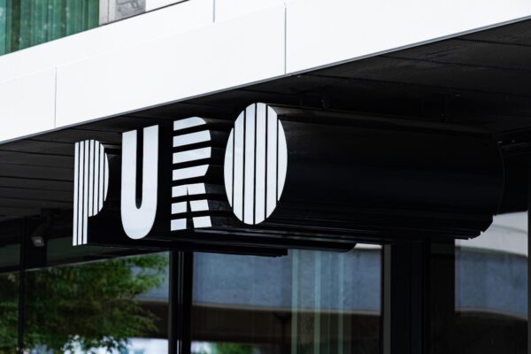 logo na zewnątrz budynku