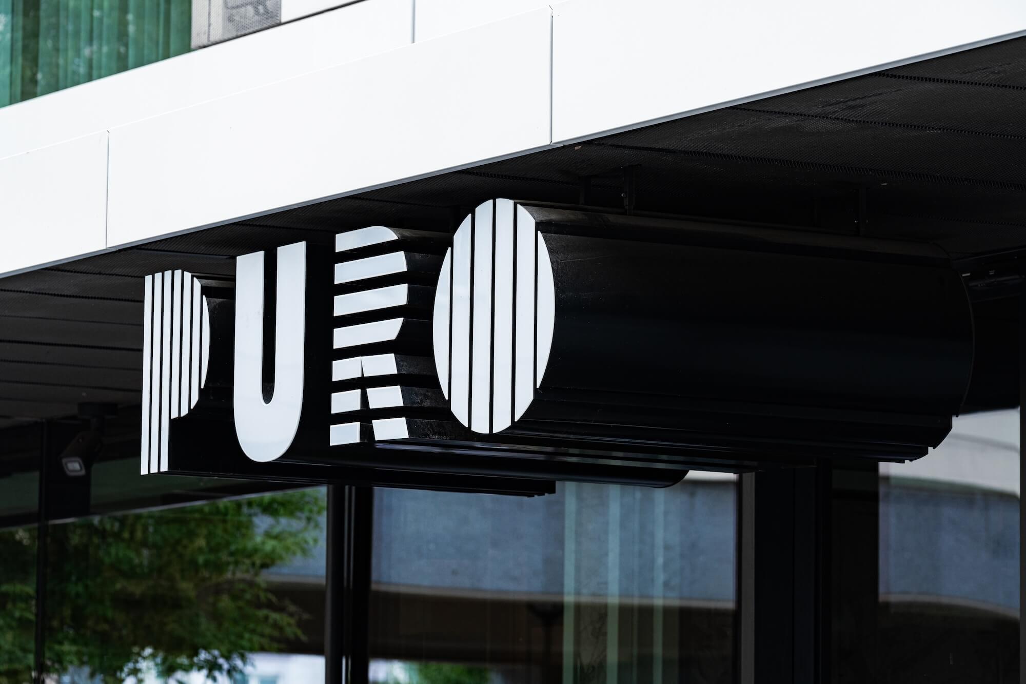 logo na zewnątrz budynku