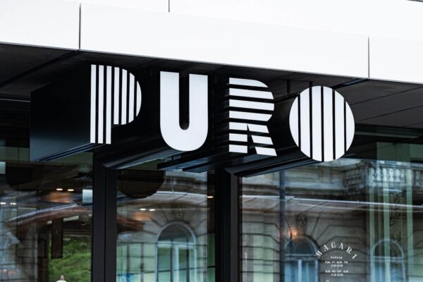 logo na zewnątrz budynku